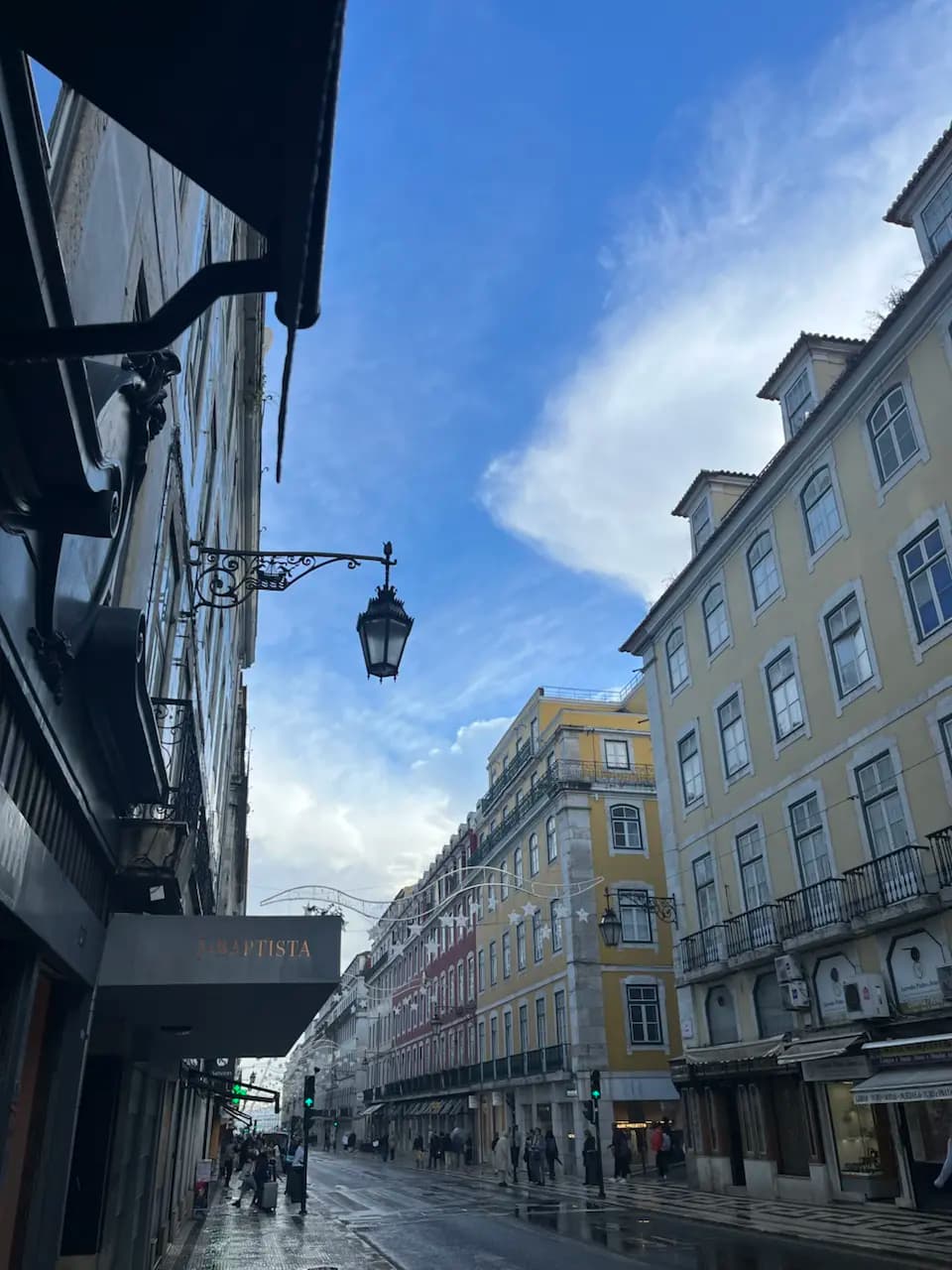 Dumsa, 2e jour de lune de miel : Lisbonne, une halte — la place, le tram jaune et le lever du soleil - 169 Rua Áurea, Santa Maria Maior, Lisbon, Lisboa