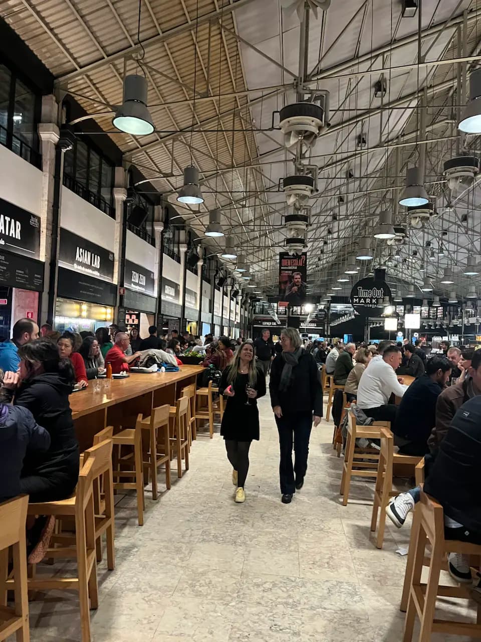 Dumsa, 2e jour de lune de miel : Lisbonne, une halte — la place, le tram jaune et le lever du soleil - 50 Avenida 24 de Julho, Misericórdia, Lisbon, Lisboa