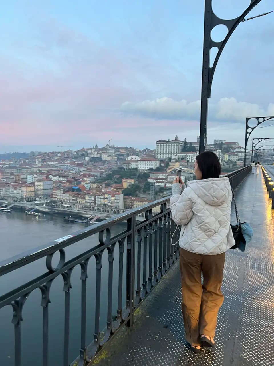 ฮันนีมูนเดย์ 3: ทัวร์โรงบ่มไวน์และเที่ยวเมืองปอร์โต - ยามเย็นริมแม่น้ำดูเอโร 🍽️ - 39 Calçada da Serra, União das freguesias de Santa Marinha e São Pedro da Afurada, Porto, Vila Nova de Gaia