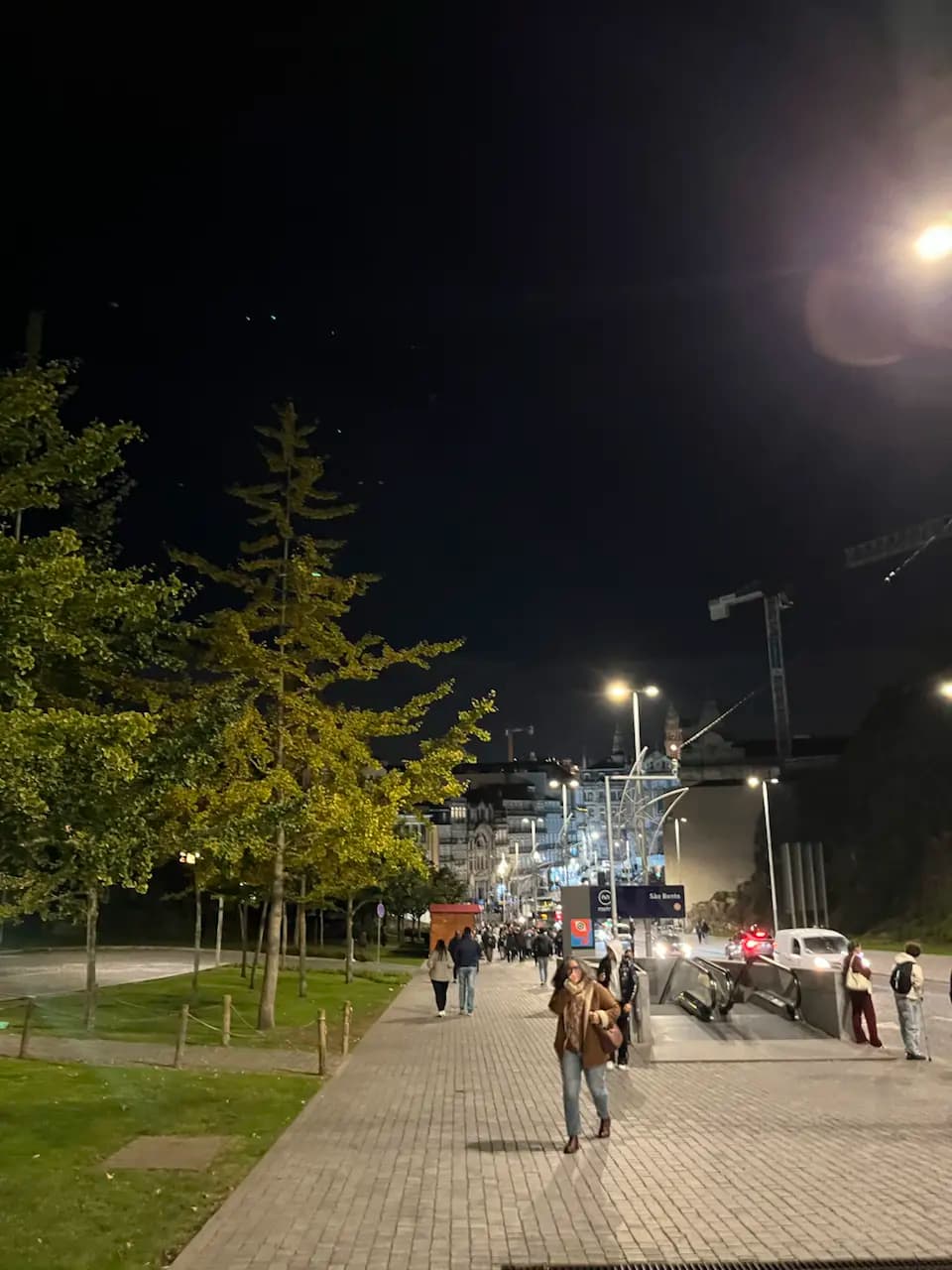 ฮันนีมูนวันที่ 4: เดินเล่นในปอร์โต — โบสถ์และร้านหนังสือ Lello และของที่ระลึก - Avenida de D Afonso Henriques, União das freguesias de Cedofeita, Santo Ildefonso, Sé, Miragaia, São Nicolau e Vitória, Porto