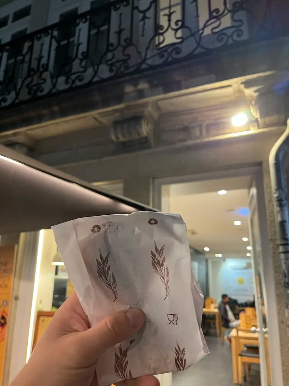 ฮันนีมูนวันที่ 4: เดินเล่นในปอร์โต — โบสถ์และร้านหนังสือ Lello และของที่ระลึก - 328 Rua das Flores, União das freguesias de Cedofeita, Santo Ildefonso, Sé, Miragaia, São Nicolau e Vitória, Porto