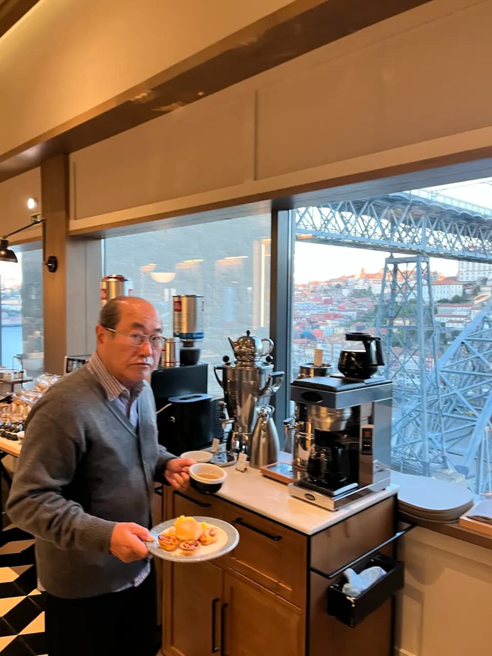 ฮันนีมูนวันที่ 4: เดินเล่นในปอร์โต — โบสถ์และร้านหนังสือ Lello และของที่ระลึก - 17A Calçada da Serra, União das freguesias de Santa Marinha e São Pedro da Afurada, Porto, Vila Nova de Gaia