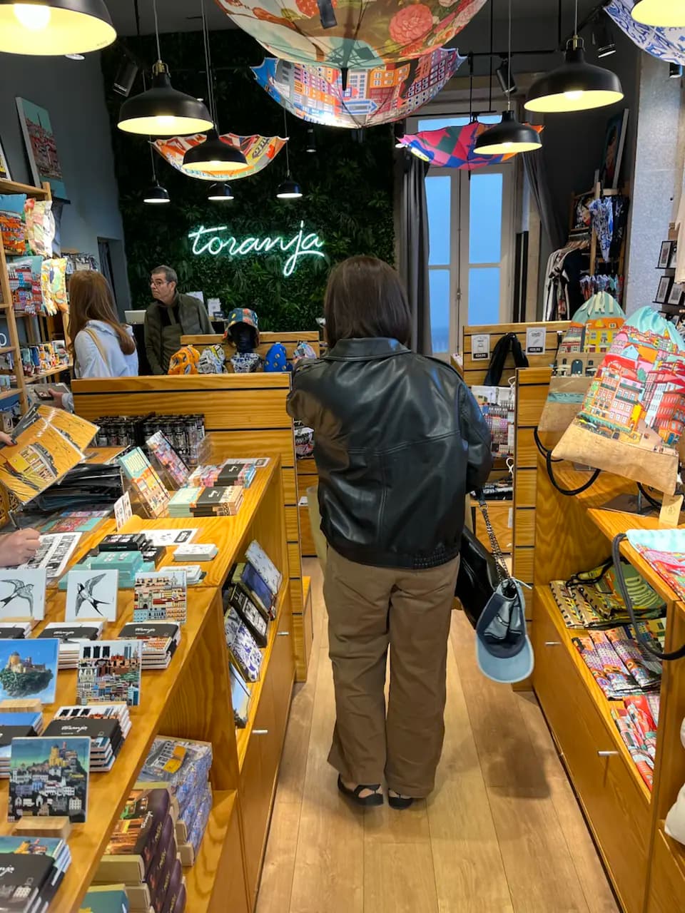 ฮันนีมูน วันที่ 5: ช้อปปิ้งที่ปอร์ตู และเยี่ยมชมมหาวิหารเซบียา - 18 Rua de 31 de Janeiro, União das freguesias de Cedofeita, Santo Ildefonso, Sé, Miragaia, São Nicolau e Vitória, Porto